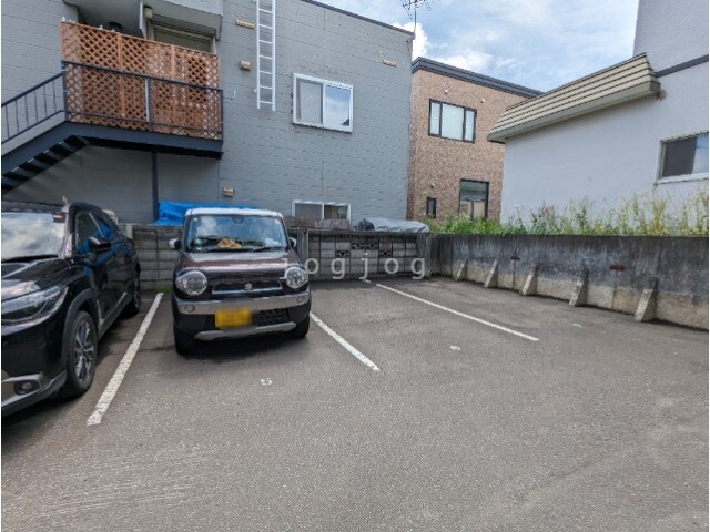 【札幌市西区西野三条のマンションの駐車場】