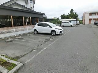 【レオパレス長根Ｂの駐車場】