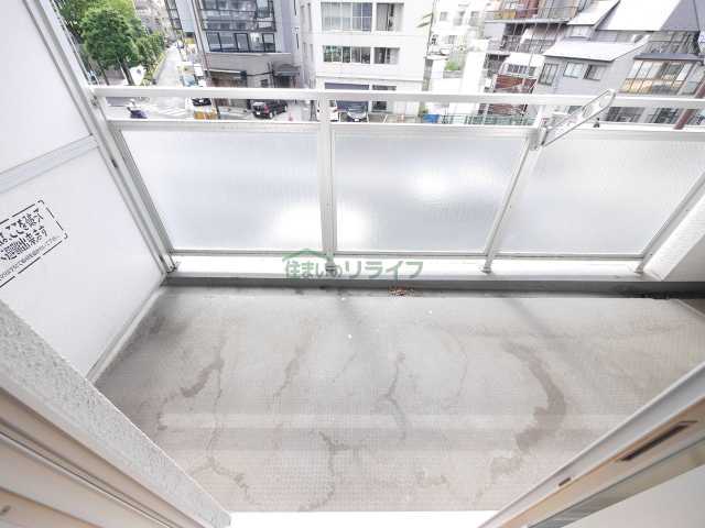 【新宿区荒木町のマンションのバルコニー】