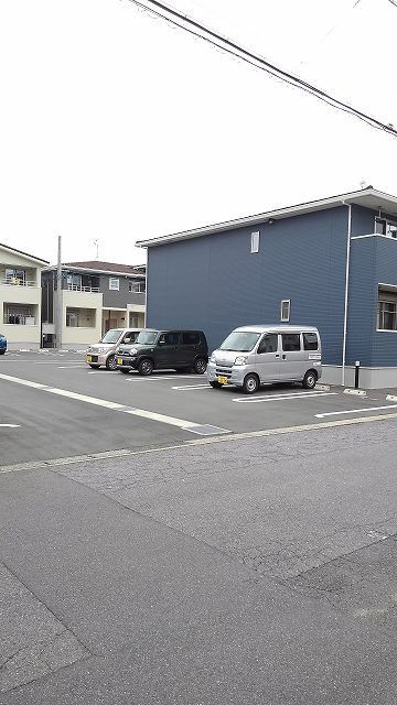 【半田市瑞穂町のアパートの駐車場】