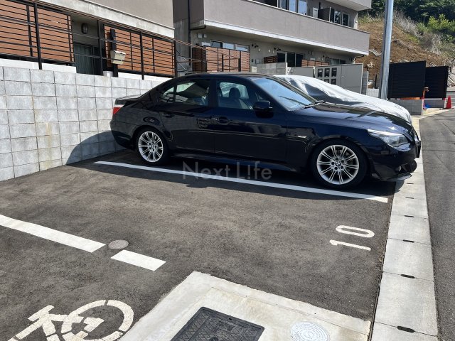 【日野市三沢のアパートの駐車場】