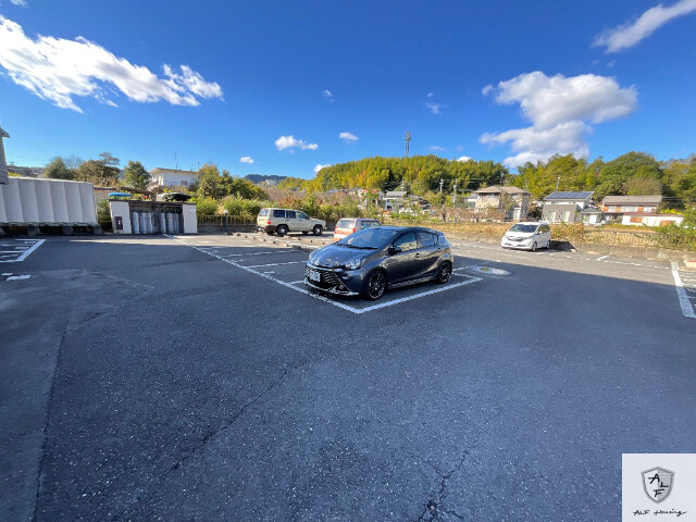 【多治見市赤坂町のマンションの駐車場】