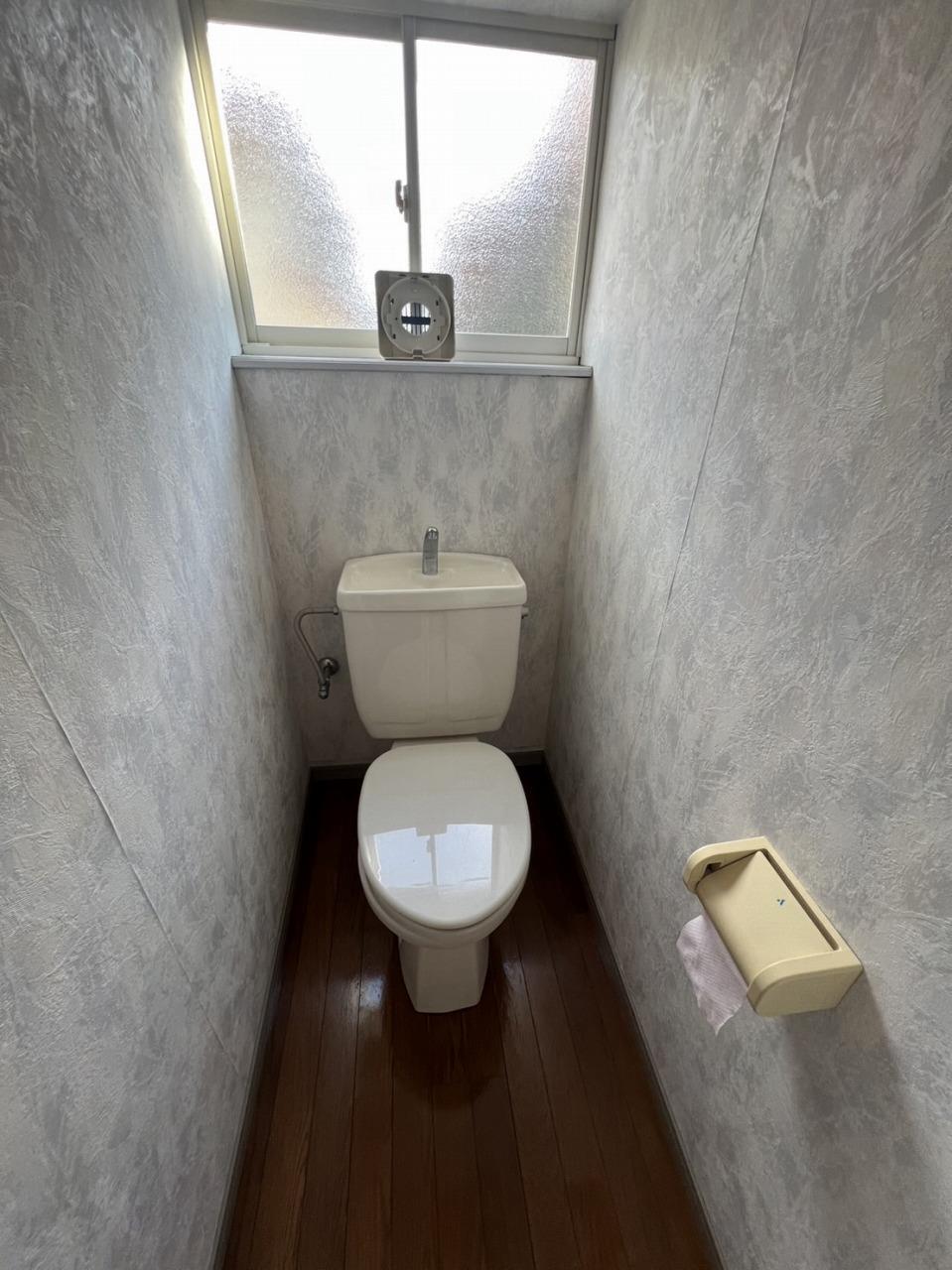 トイレ　窓があり換気ができます