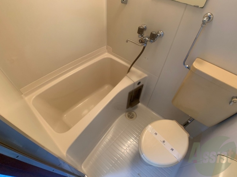 バス・シャワールーム　お風呂です。少し狭いですがシャワーするには十分ですね。