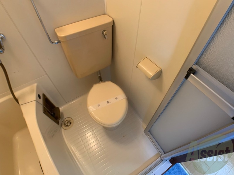 トイレ　ユニットバス内のトイレです。一人暮らしなら十分ですね。