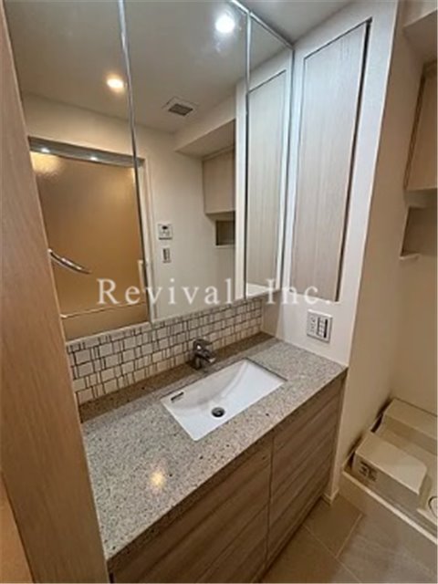 洗面設備　毎日の身だしなみチェックに必須ですね