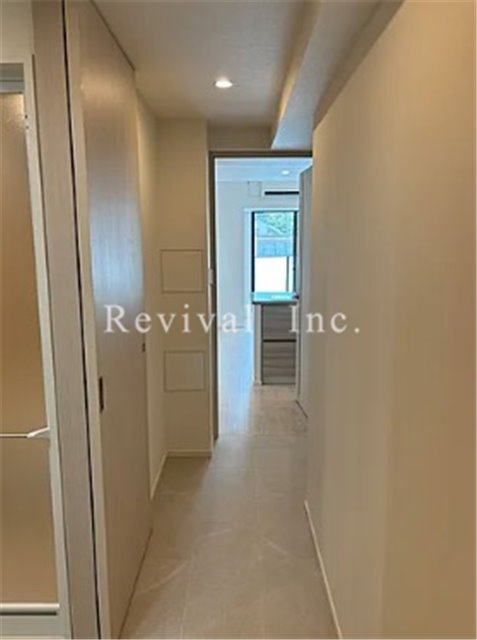 玄関　奥行を感じる玄関部分となっております