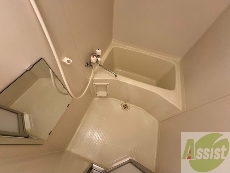 バス・シャワールーム　バスルームは狭すぎず、シャワーも浴びやすそうです。