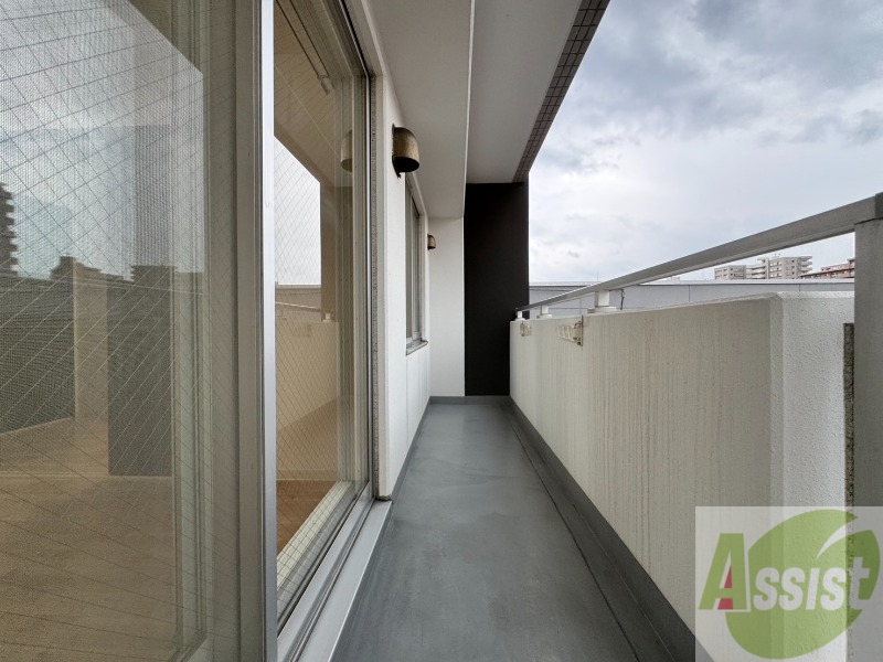 バルコニー　バルコニーは幅があり、広い印象を受けました。