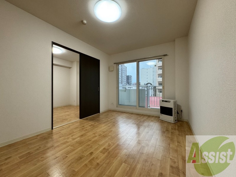 居室・リビング　白さが清潔感を出してくれます。お部屋も明るいですね。