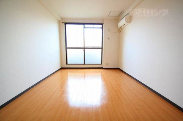 居室・リビング　広い洋室９帖タイプのお部屋です。