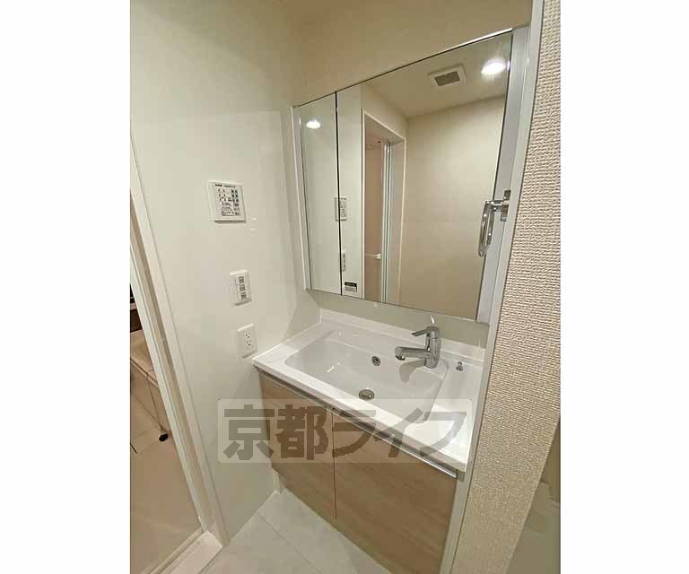 洗面設備　独立シャワー洗面台です。