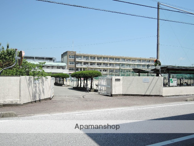 中学校　高知市立城東中学校（中学校）まで576m