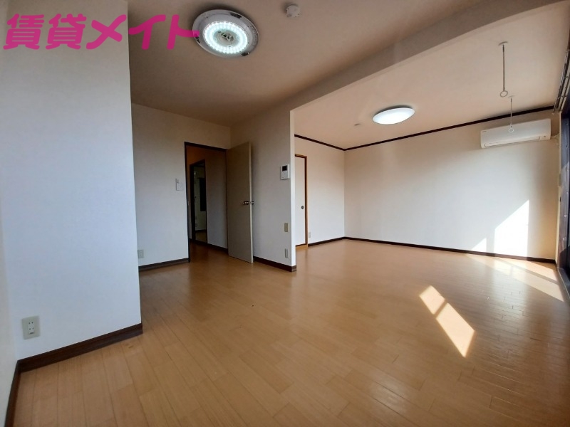 居室・リビング　同物件別室写真