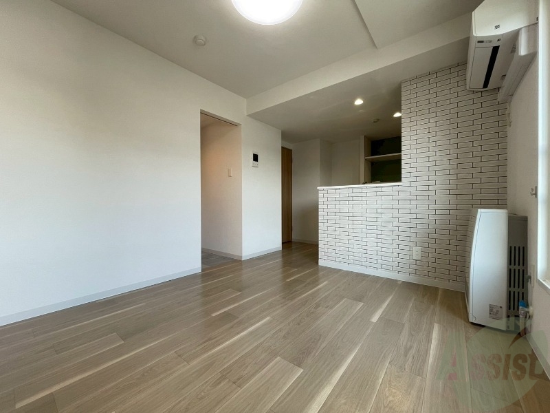 居室・リビング　木目のフローリングは落ち着きのある印象のお部屋になりますね。