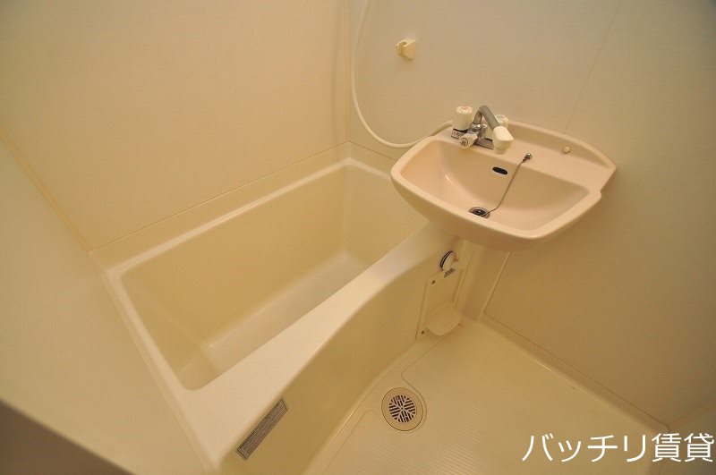 バス・シャワールーム　室内写真等は同型タイプの為、現状優先