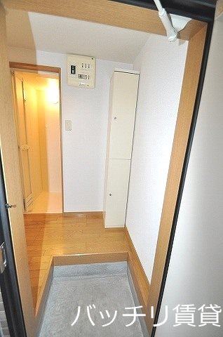 玄関　室内写真等は同型タイプの為、現状優先