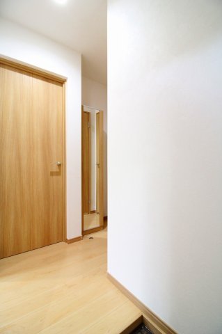 玄関　退去前ですが大変人気の物件です。写真等でお早めにご検討くださ