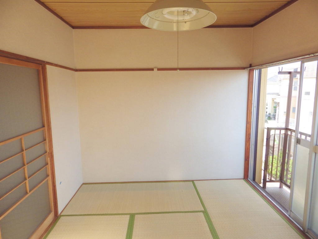 居室・リビング　和室で陽当たりも良く、落ち着けるお部屋です