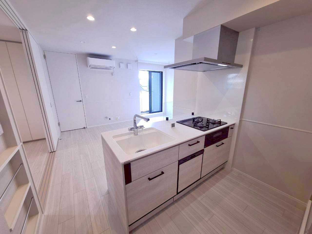 キッチン　ガス３口グリル付きシステムキッチン