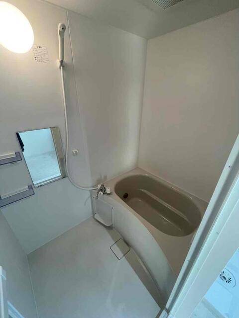 バス・シャワールーム　広い浴槽