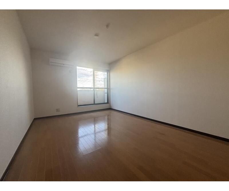 居室・リビング　別号室参考写真（反転）