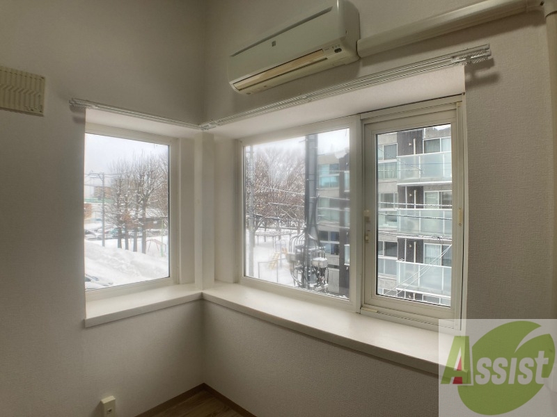 バルコニー　大きな窓がありますので風通しが良さそう。