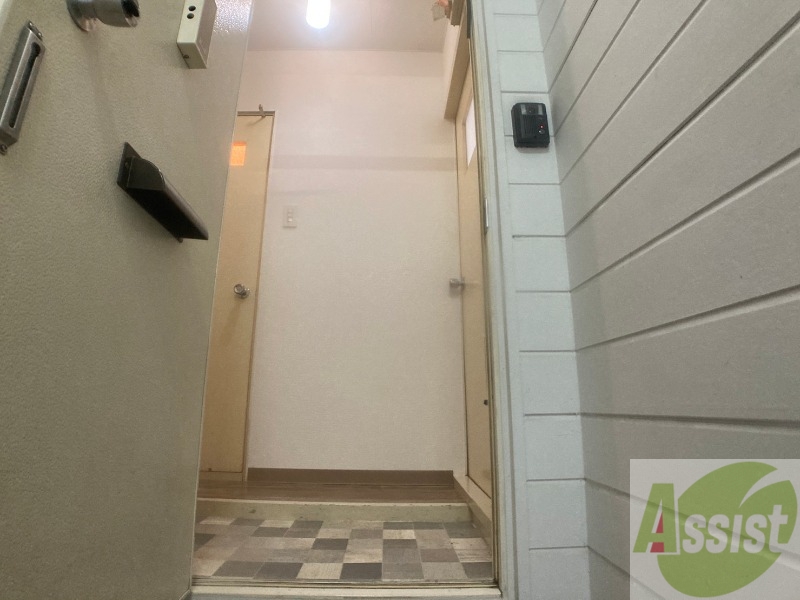 玄関　玄関です。すぐ広いリビングにつながっています。