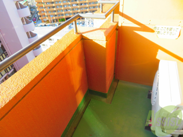 バルコニー　天気のいい日はバルコニーで洗濯物を干せますね。