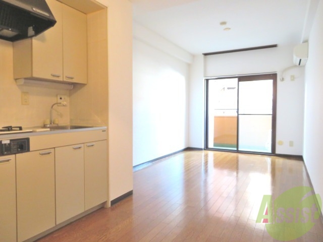 居室・リビング　フローリングがピカピカの綺麗なお部屋ですよ。