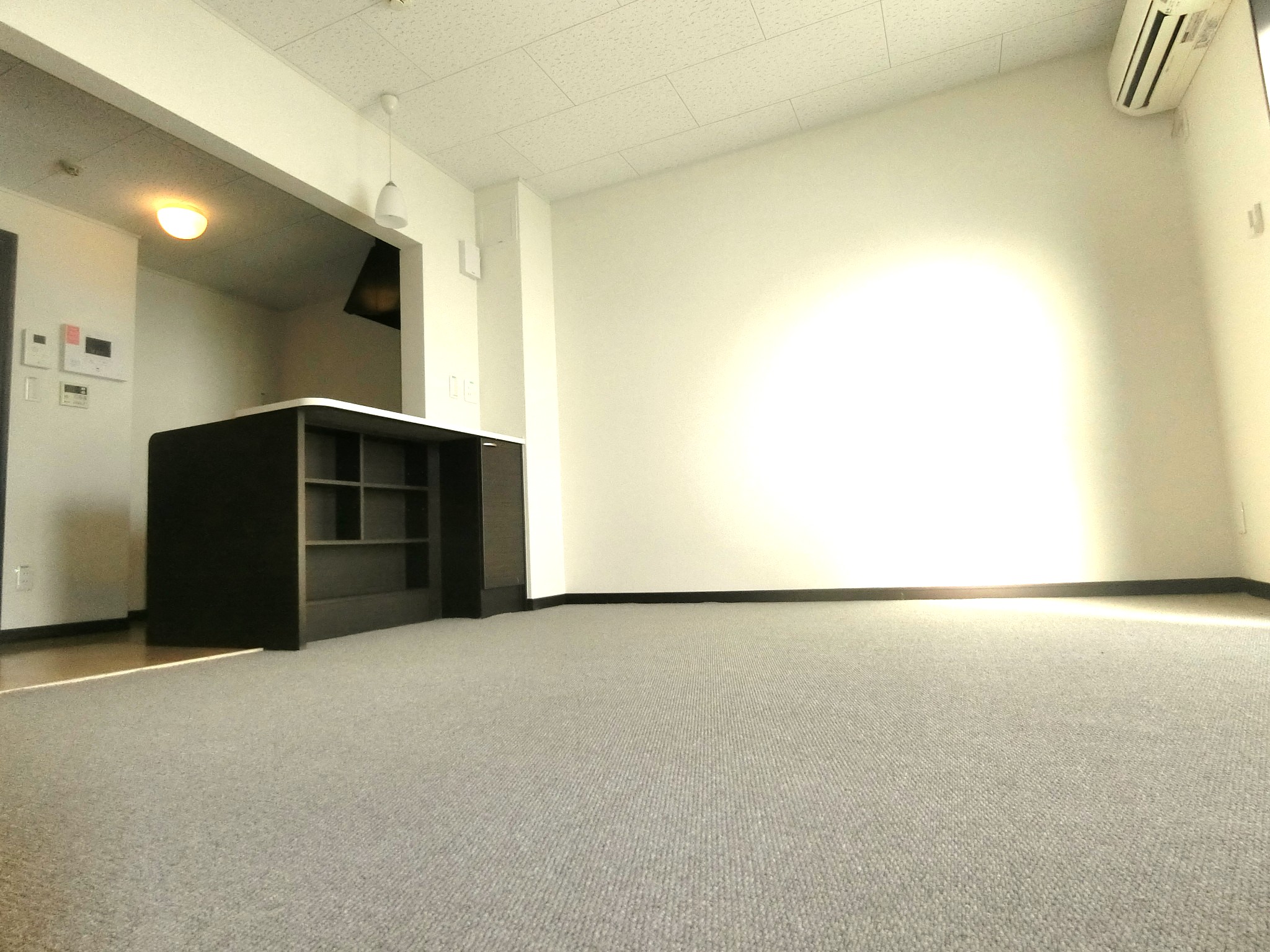 居室・リビング　お洒落なカウンターキッチン付8.3帖のお部屋です☆