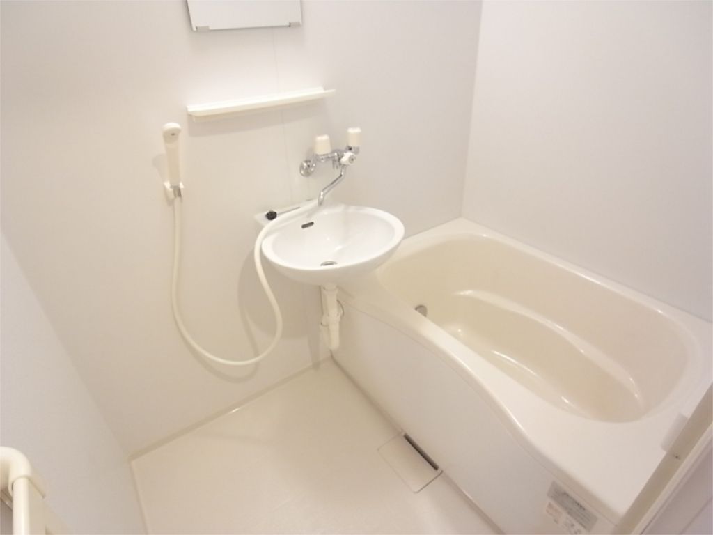 バス・シャワールーム　ゆったりバスで疲れを癒して下さい。