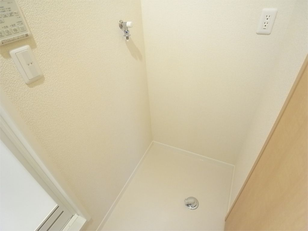 その他　洗濯機置場もゆったりです。