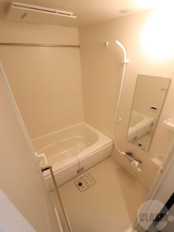 バス・シャワールーム　浴室乾燥機能付きのバスルーム