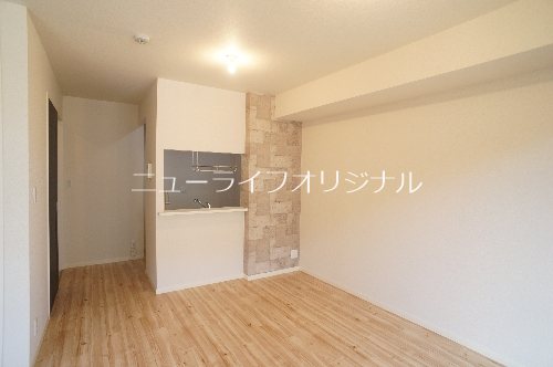 居室・リビング　対面キッチンのあるリビングで、会話が弾みそうです♪