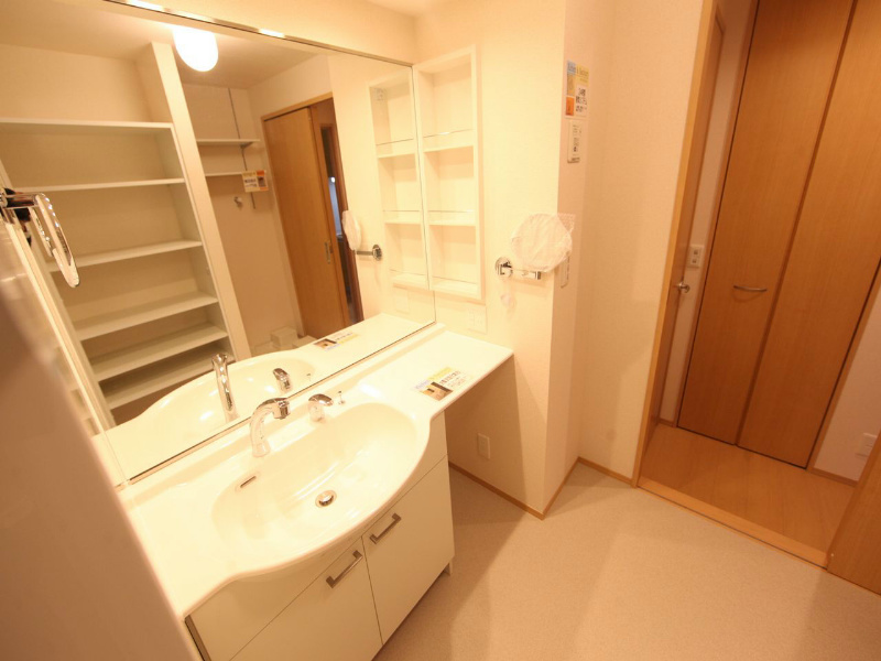 洗面設備　脱衣所　独立洗面台（シャンプードレッサー付）収納スペース有