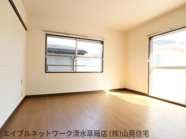 居室・リビング　こちらのリビングで趣味の時間をお楽しみください