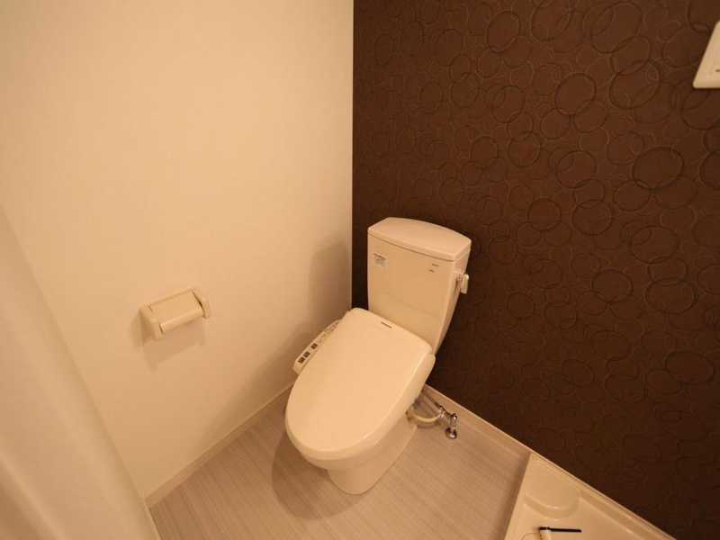 トイレ　1階　温水洗浄便暖房座付トイレ