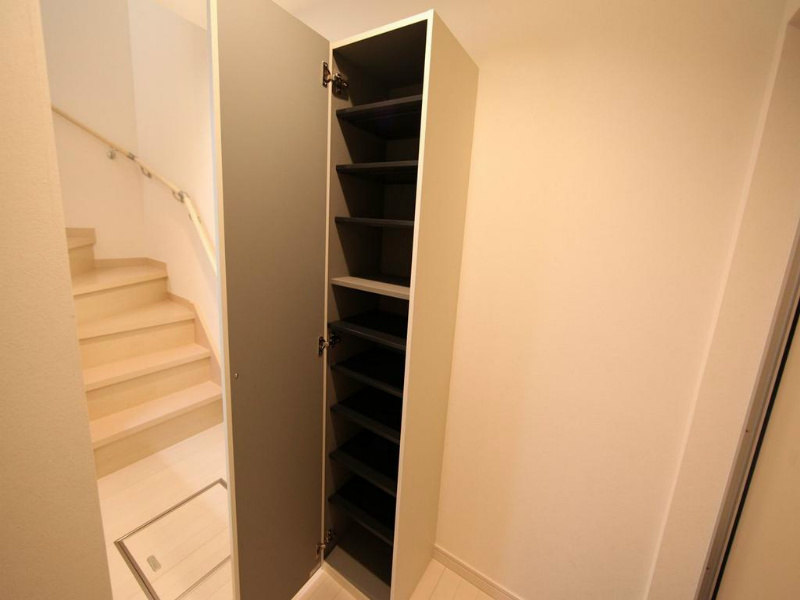 玄関　1階　玄関　シューズボックス付（収納充実してます）