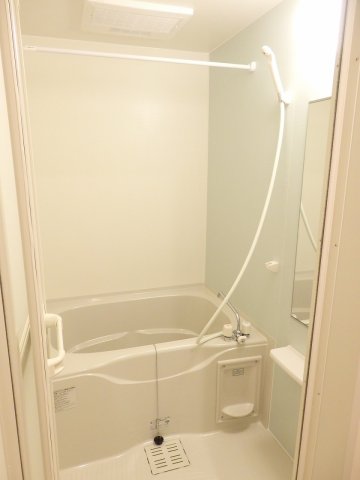 バス・シャワールーム　コンパクトで使いやすいお風呂です