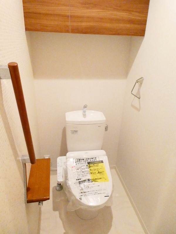 トイレ　収納棚付きのトイレはもちろん温水洗浄暖房便座◎