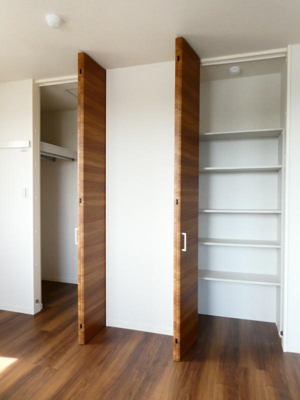 収納　リビング横の洋室の収納です♪