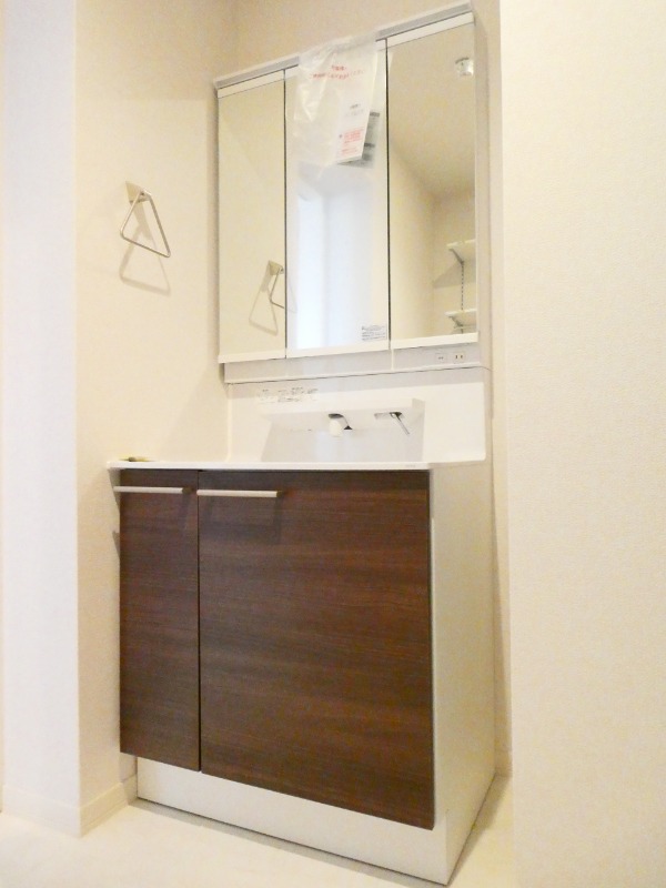 洗面設備　大きい鏡の洗面台は朝の支度は大活躍☆