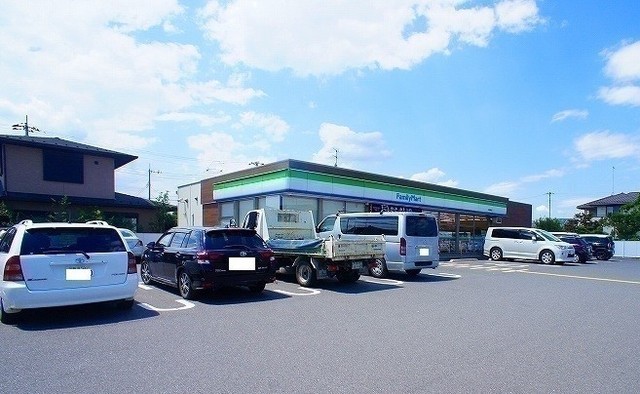 コンビニ　ファミリーマート日高高萩店（コンビニ）まで673m