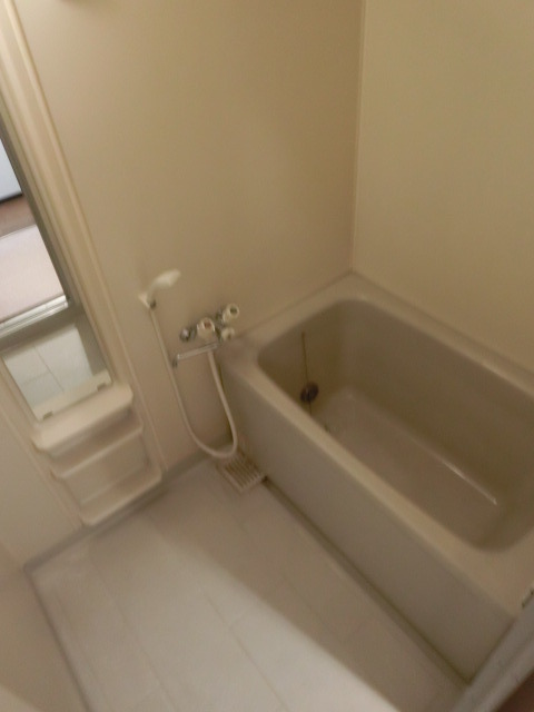 バス・シャワールーム　追い炊き機能付バスルーム。