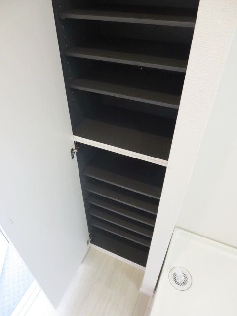 その他設備　★下駄箱も棚の位置が変えられるのでブーツだって入るんです★
