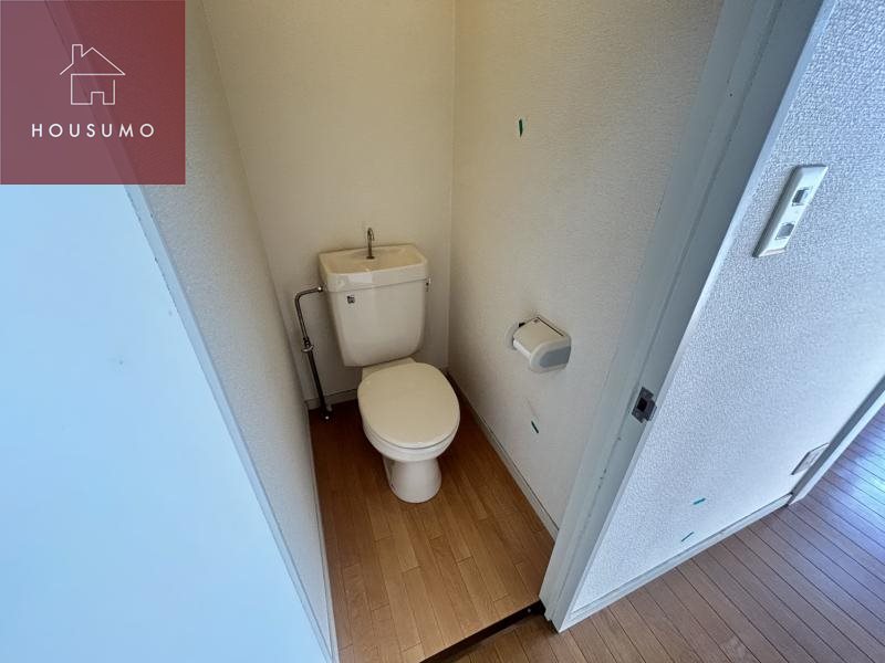 トイレ　落ち着いた色調のトイレです