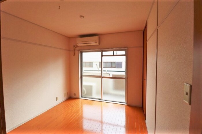 居室・リビング　※同物件・別部屋。実際と異なる場合があります。