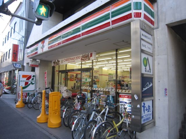 コンビニ　セブンイレブン（コンビニ）まで740m