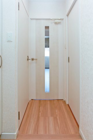 玄関　現状優先。